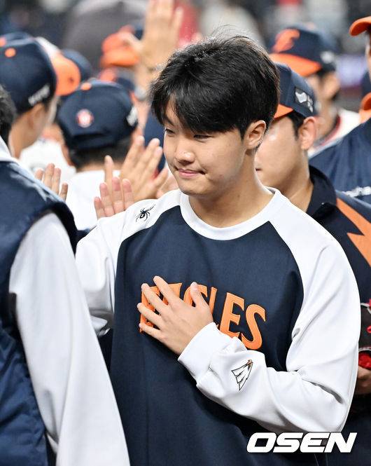 [OSEN=대전, 민경훈 기자] 29일 오후 대전 한화생명볼파크에서 2025 신한 SOL Bank KBO리그&nbsp;한화 이글스와&nbsp;LG 트윈스의 경기가 열렸다.이 경기에서 한화는 LG에 7-3으로&nbsp;승리했다.&nbsp;한화 정우주가 승리 하이파이브를 하고 있다. 2025.09.29 /rumi@osen.co.kr
