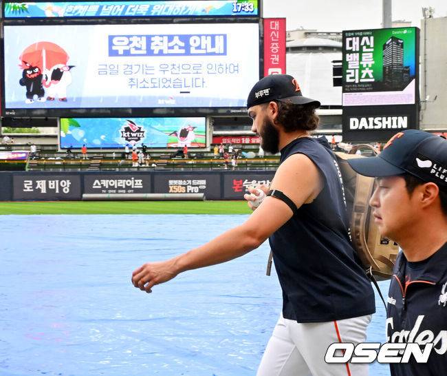 [OSEN=수원, 민경훈 기자] 17일 수원 KT위즈파크에서 ‘2025 신한 SOL Bank KBO리그’ KT 위즈와 한화 이글스의 경기가 열릴 예정이었으나 우천 취소됐다. 선발 예고 됐던 한화 폰세가 퇴장하고 있다. 2025.07.13 / rumi@osen.co.kr