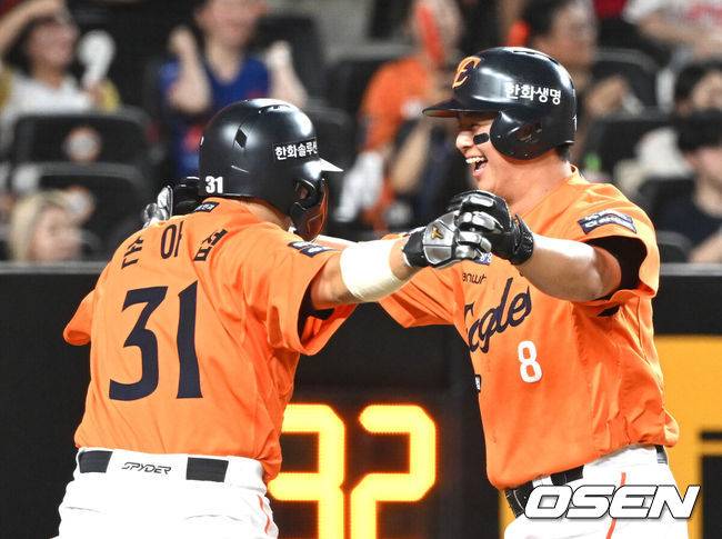 [OSEN=대전, 이대선 기자] 5회말 2사 1루에서 한화 노시환이 좌중월 투런 홈런을 치고 손아섭과 환호하고 있다. 2025.08.24 /sunday@osen.co.kr