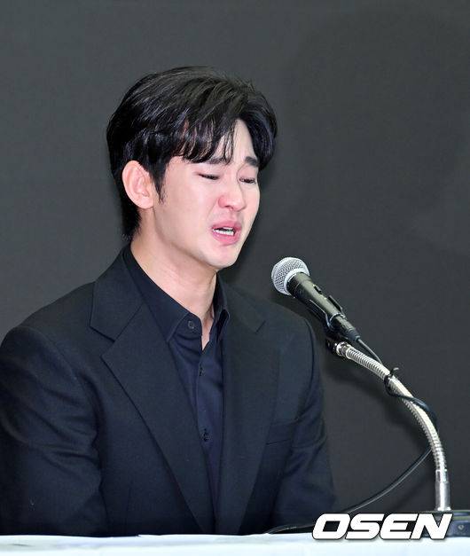 [OSEN=민경훈 기자] 31일 오후 서울 마포구 상암동 스탠포드호텔에서 김수현 기자회견이 열렸다.배우 김수현은 故김새론 사망 이후 그를 휘감은 미성년자 열애 의혹 등에 대한 기자회견에 참석한다. 고인 사망 후 44일 만이며, 김수현은 법무법인 엘케이비앤파트너스 김종복 변호사와 함께 참석한다. 다만 기자회견에서 질의응답은 이뤄지지 않는다.배우 김수현이 기자회견을 하며 눈물을 흘리고 있다. 2025.03.31 / rumi@osen.co.kr