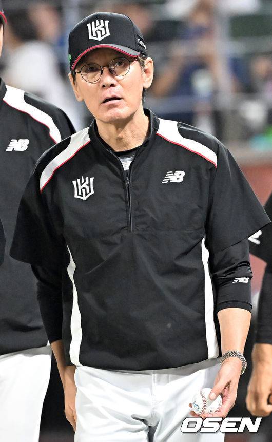 [OSEN=인천, 민경훈 기자] 25일 오후 인천 SSG랜더스필드에서 ‘2025 신한 SOL BANK KBO리그’ SSG 랜더스와 KT 위즈의 경기가 진행됐다.이 경기에서 KT는 SSG에 10-1 완승을 거두며 4연승을 질주했다. 3위 SSG를 잡은 5위 KT는 SSG를 1.5게임차로 맹추격했다. 4위 삼성도 키움전 승리를 거두면서 3위 경쟁은 결과를 예측할 수 없는 혼돈에 빠졌다.&nbsp;경기를 마치고 통산 1000경기를 치른 KT 이강철 감독이 장성우에게 1000경기 기념구를 받은 후 이동하고 있다. 2025.09.25 / rumi@osen.co.kr