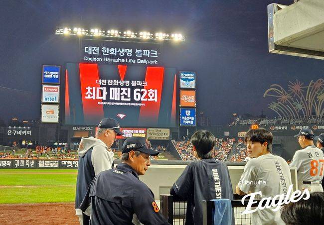 한화가 30일 대전 롯데전 시즌 마지막 홈경기에서 62번째 매진을 이뤘다. KBO리그 역대 한 시즌 최다 기록이다. /한화 이글스 제공