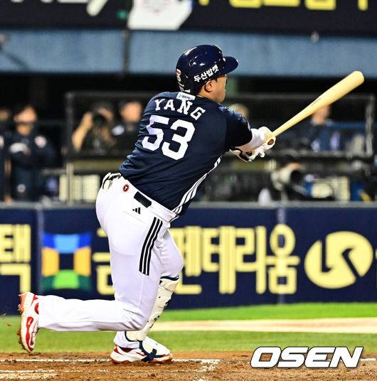 [OSEN=잠실, 지형준 기자] 30일 서울 잠실구장에서 ‘2025 신한 SOL Bank KBO리그’ LG 트윈스와 두산 베어스의 시즌 16차전이 열렸다.LG는 정규시즌 우승 매직넘버가 ‘1’이다. 승리를 한다면, 우승을 결정짓게 된다. 9위가 확정된 두산은 시즌 최종전이다.&nbsp;LG는 송승기, 두산은 콜어빈이 선발로 나섰다.4회초 1사 1루 두산 양석환이 선제 투런 좌월 투런포를 날리고 있다. 2025.09.30 /jpnews@osen.co.kr