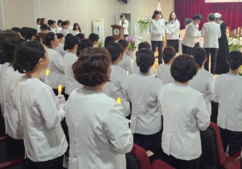 ▲'나이팅게일 선서'를 진행하고 있는 한 간호대. ⓒ연합뉴스