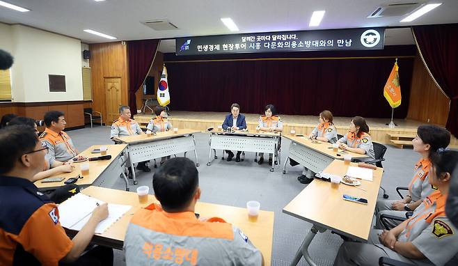 김동연 경기도지사(가운데)가&nbsp;시흥소방서 다문화의용소방대원들과 대화하고 있다. 경기도 제공