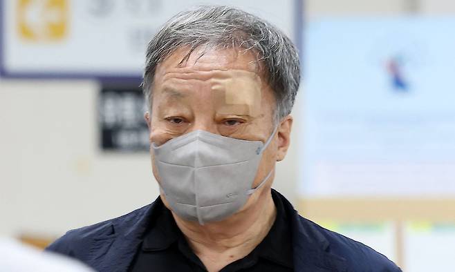 육류가공업자에게 5억 원대 뇌물을 받은 혐의를 받는 윤우진 전 용산세무서장이 30일 서울 서초구 서울중앙지방법원에서 열린 선고기일에 출석하고 있다. 뉴시스