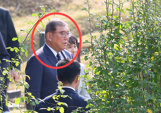 한일 정상회담을 위해 방한한 이시바 시게루 일본 총리가 30일 부산 금정구 영락공원 의인 이수현씨 묘를 참배하기 위해 이동하고 있다.. 2025.9.30  연합뉴스