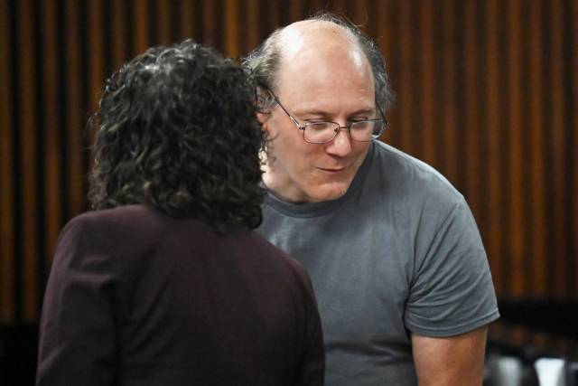 법정에서 미소 짓고 있는 로렌츠 크라우스. AP연합뉴스