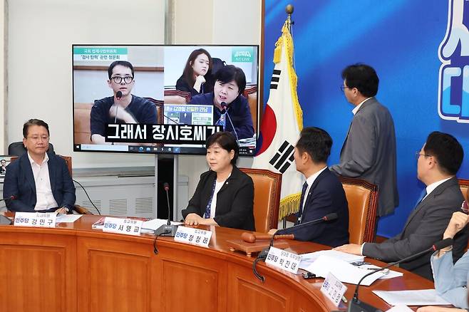 서영교 더불어민주당 의원이 지난 2024년 8월16일 오전 국회에서 열린 최고위원회의에서 법제사법위원회 증인으로 출석했던 정아무개씨의 증언이 담긴 화면을 보여주고 있다. ⓒ연합뉴스