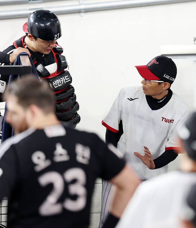 염경엽 LG 감독(오른쪽)이 29일 대전한화생명볼파크에서 열린 한화와 원정경기 도중 포수 박동원에게 포구 동작을 취하며 대화하고 있다. 대전｜뉴시스