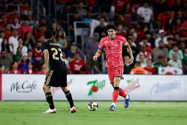 축구국가대표팀 수비수 김민재(오른쪽)가 10일(한국시간) 미국 내슈빌의 지오디스파크에서 열린 멕시코와 평가전에서 공을 몰고 전진하고 있다. 사진제공｜대한축구협회
