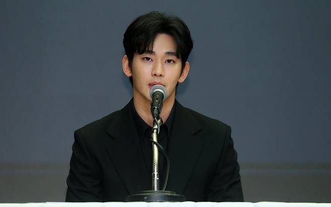 [서울=뉴시스] 김혜진 기자 = 배우 김수현이 31일 오후 서울 마포구 스탠포드호텔에서 기자회견을 열고 자신을 둘러싼 의혹에 대해 입장을 밝히고 있다. 2025.03.31. jini@newsis.com