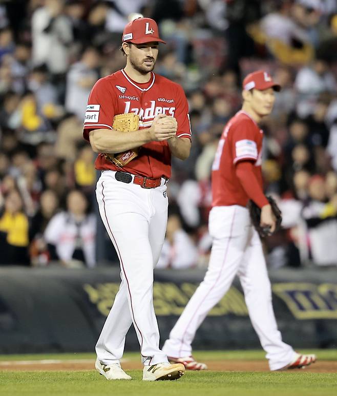 SSG 앤더슨(사진, 왼쪽)은 경기 중 상대를 자극하는 불필요한 행동을 종종 저지른다. 이숭용 SSG 감독은 상대에 최대한 오해를 사지 않도록 앤더슨을 관리하겠다는 뜻을 전했다.｜뉴시스