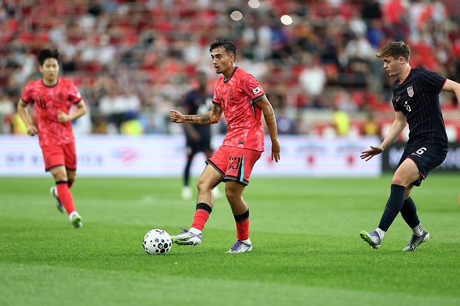 6일(현지시간) 미국 뉴저지주 해리슨 스포츠일러스트레이티드 스타디움에서 열린 한국 대 미국 친선경기에서 대표팀에 첫 발탁된 옌스 카스트로프가 드리블 돌파를 하고 있다. 연합뉴스