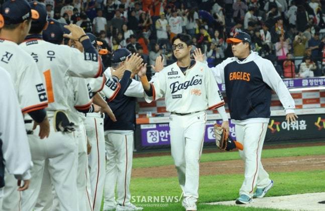 2025 신한 SOL Bank KBO리그 한화 이글스 대 LG 트윈스 경기가 29일 대전한화생명 볼파크에서 열렸다. 류현진을 비롯한 한화 선수들이 LG에 승리한 후 기쁨을 나누고 있다. /사진=김진경 대기자