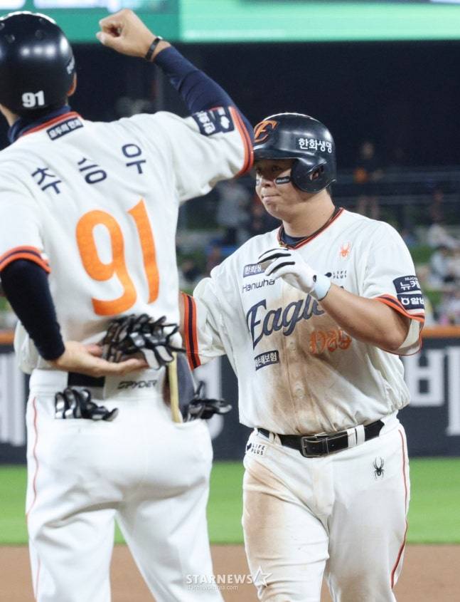 2025 신한 SOL Bank KBO리그 한화 이글스 대 LG 트윈스 경기가 29일 대전한화생명 볼파크에서 열렸다. 한화 노시환이 6회말 무사 1루에서 좌전 안타를 치고 출루한 후 세리머니를 하고 있다. /사진=김진경 대기자