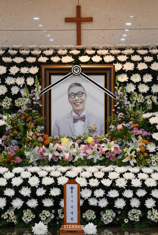 개그맨 故 서세원의 빈소가 30일 서울 송파구 아산병원 장례식장에 마련돼 있다.   고 서세원은 지난 20일 오후 캄보디아 프놈펜 미래 폴리클리닉(MiRae Polyclinic)에서 링거 주사를 맞다 심정지로 사망했다. 향년 67세. 발인은 5월 2일이다. / 사진공동취재단