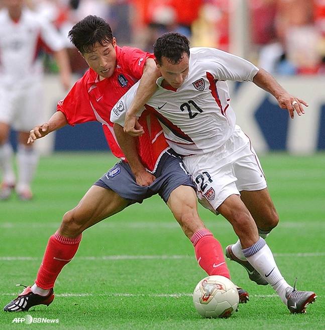 2002 한일 월드컵에서 이을용(왼쪽)과 경합을 펼치고 있는 도노반의 모습. /AFPBBNews=뉴스1