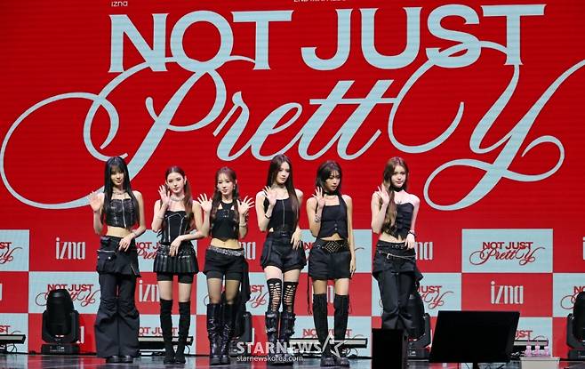 걸그룹 이즈나(izna)가 30일 오후 서울 광진구 예스24라이브홀에서 진행된 미니 2집 '낫 저스트 프리티'(Not Just Pretty) 발매기념 쇼케이스에서 포즈를 취하고 있다. 이번 앨범에는 타이틀곡 ‘Mamma Mia'(맘마미아)를 비롯해 ‘Supercrush'(슈퍼크러시), ‘Racecar'(레이스카), ‘빗속에서’, 'SIGN'(사인)(Remix)까지 총 5곡이 수록됐다. /2025.09.30 /사진=이동훈 photoguy@