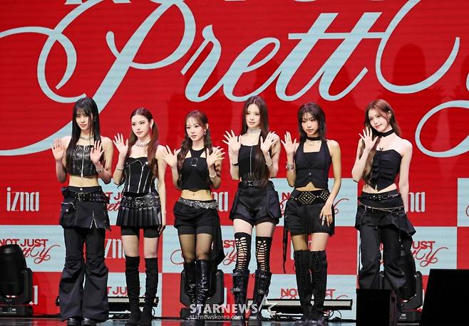 걸그룹 이즈나(izna)가 30일 오후 서울 광진구 예스24라이브홀에서 진행된 미니 2집 '낫 저스트 프리티'(Not Just Pretty) 발매기념 쇼케이스에서 포즈를 취하고 있다.  이번 앨범에는 타이틀곡 ‘Mamma Mia'(맘마미아)를 비롯해 ‘Supercrush'(슈퍼크러시), ‘Racecar'(레이스카), ‘빗속에서’, 'SIGN'(사인)(Remix)까지 총 5곡이 수록됐다. /2025.09.30 /사진=이동훈 photoguy@
