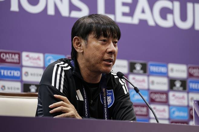 신태용 울산HD 감독이 1일 오후 9시 15분(한국시간) 중국 상하이 스타디움에서 열리는 2025~2026시즌 아시아축구연맹(AFC) 아시아챔피언스리그 엘리트(ACLE) 리그 스테이지 2차전 경기 전 기자회견에서 발언하고 있다. /사진=울산HD 제공
