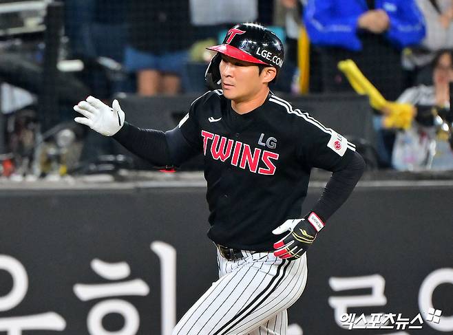 29일 오후 대전 한화생명 볼파크에서 열린 '2025 신한 SOL Bank KBO리그' LG 트윈스와 한화 이글스의 경기, 5회초 1사 LG 오지환이 솔로 홈런을 날린 후 그라운드를 돌고 있다. 엑스포츠뉴스 대전, 김한준 기자