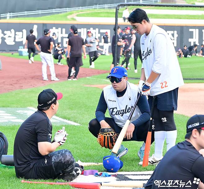 29일 오후 대전 한화생명 볼파크에서 열리는 '2025 신한 SOL Bank KBO리그' LG 트윈스와 한화 이글스의 경기, 한화 류현진과 채은성이 LG 김현수와 대화를 나누고 있다. 엑스포츠뉴스 대전, 김한준 기자