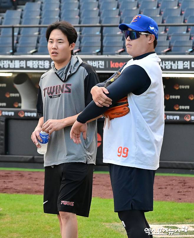 29일 오후 대전 한화생명 볼파크에서 열리는 '2025 신한 SOL Bank KBO리그' LG 트윈스와 한화 이글스의 경기, LG 임찬규와 한화 류현진이 대화를 나누고 있다. 엑스포츠뉴스 대전, 김한준 기자