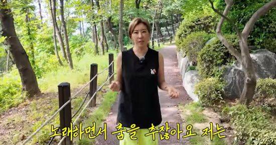 김완선이 산책하는 소소한 일상을 공개했다. 사진=유튜브 채널 '김완선 TV'