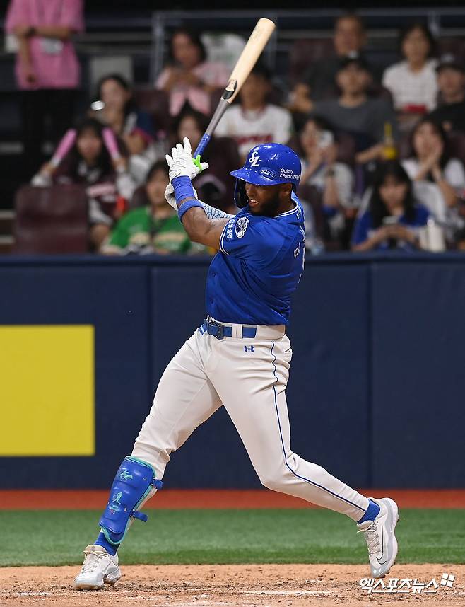 28일 서울 구로구 고척스카이돔에서 열린 '2025 신한 SOL Bank KBO리그' 삼성 라이온즈와 키움 히어로즈의 경기, 5회초 2사 2루 삼성 디아즈가 안타를 날리고 있다. 엑스포츠뉴스 DB
