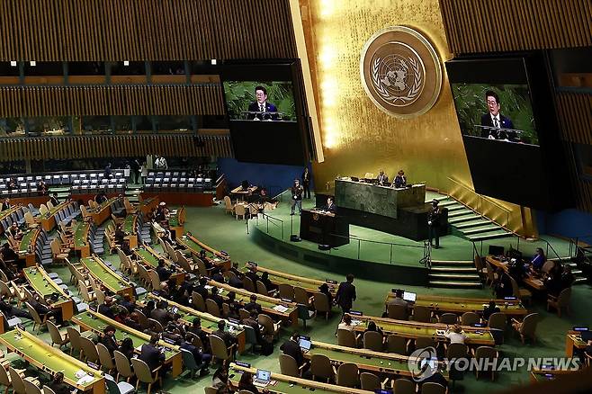 이재명 대통령, 유엔 총회 기조연설 (뉴욕=연합뉴스) 한상균 기자 = 이재명 대통령이 23일(현지시간) 미국 뉴욕 유엔본부 총회장에서 기조연설을 하고 있다. 2025.9.24 xyz@yna.co.kr