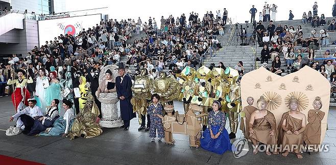 '2025 국중박 분장대회' 기념 촬영 (서울=연합뉴스) 김성민 기자 = 27일 서울 용산구 국립중앙박물관에서 열린 '2025 국중박 분장대회'에서 참가자들이 분장을 한 채 기념 촬영을 하고 있다. 2025.9.27 ksm7976@yna.co.kr
