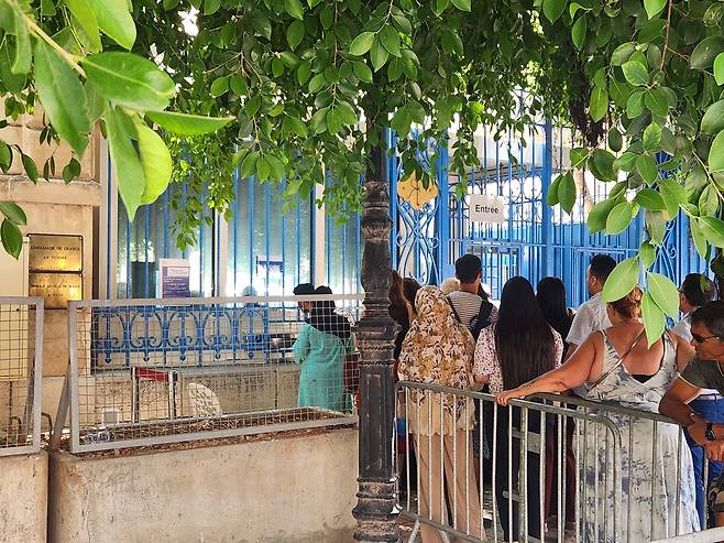 주튀니지 프랑스 대사관에서 비자를 발급받으려고 줄을 선 튀니지인들 [임기대 제공. 재판매 및 DB 금지]