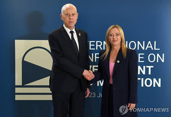 이탈리아에서 열린 국제개발이민회의 튀니지 카이스 사이에드 대통령(왼쪽)과 이탈리아 조르자 멜로니총리[EPA 연합뉴스 자료사진. 재판매 및 DB 금지]