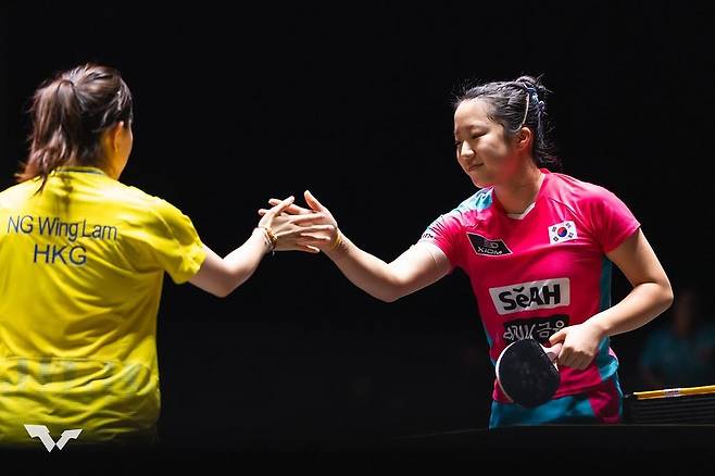 윙람과 경기를 마친 신유빈(오른쪽) [WTT 인스타그램 캡처. 재판매 및 DB 금지]