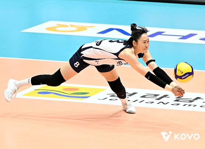 상대 공격을 받아내는 IBK기업은행의 리베로 임명옥 [한국배구연맹 제공. 재판매 및 DB 금지]