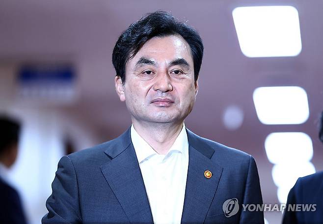 안규백 국방장관, 설 연휴 최전방 GP 방문…"2029년 초급간부 연봉 4000만원" 약속