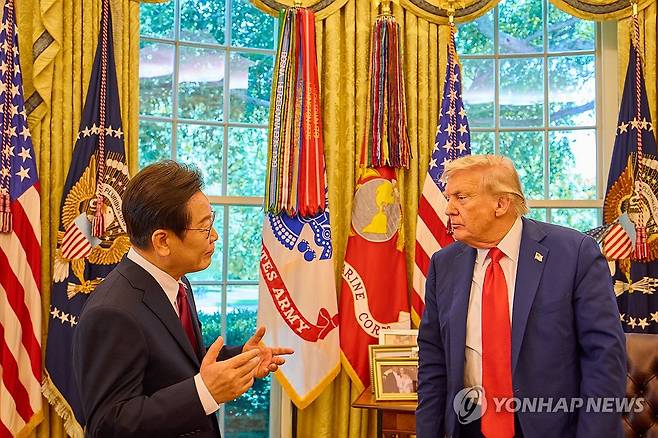 한미 정상회담 (워싱턴=연합뉴스) 한상균 기자 = 이재명 대통령이 25일(현지시간) 미국 워싱턴DC 백악관 오벌오피스에서 열린 한미 정상회담뒤 도널드 트럼프 미국 대통령과 대화하고 있다. 2025.8.26 [공동취재] xyz@yna.co.kr