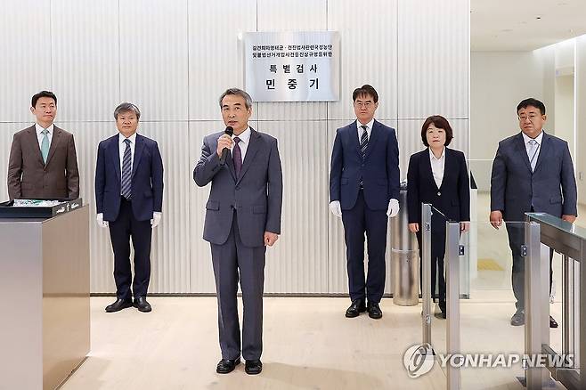 김건희 특검팀 현판식 (서울=연합뉴스) 서대연 기자 = 윤석열 전 대통령 부인 김건희 여사와 관련한 각종 의혹 사건을 수사하는 민중기 특별검사가 2일 서울 종로구 KT광화문빌딩에 마련된 사무실 앞에서 현판 제막을 한 뒤 발언하고 있다.
    왼쪽부터 박상진·문홍주 특검보, 민중기 특검, 김형근·오정희 특검보, 홍지항 지원단장. 2025.7.2 [공동취재] dwise@yna.co.kr