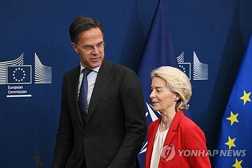 공동기자회견하는 나토 사무총장과 EU 집행위원장 [AFP 연합뉴스 자료사진. 재판매 및 DB 금지]