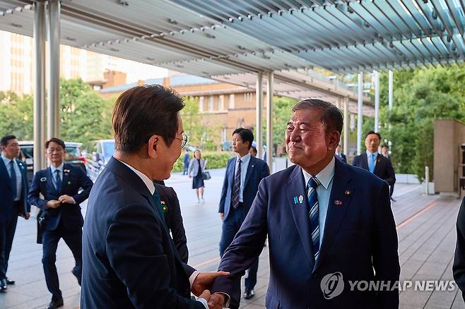 일본 총리 관저 도착한 이재명 대통령 (도쿄=연합뉴스) 홍해인 기자 = 이재명 대통령이 23일 일본 도쿄 총리 관저에 도착해 이시바 시게루 일본 총리와 인사하고 있다. 2025.8.25 [공동취재] hihong@yna.co.kr