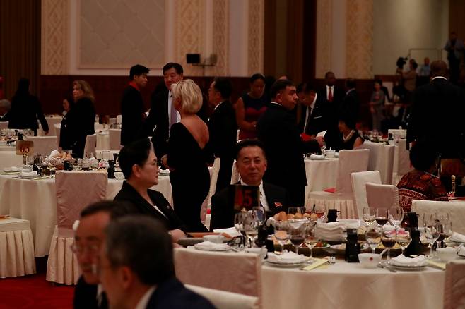 중국 국경절 리셉션 참석한 리룡남 주중 북한대사     (베이징=연합뉴스) 정성조 특파원 = 30일 오후 중국 베이징 인민대회당에서 열린 76주년 중국 국경절 리셉션에 리룡남 북한대사가 참석했다. 2025.9.30 xing@yna.co.kr