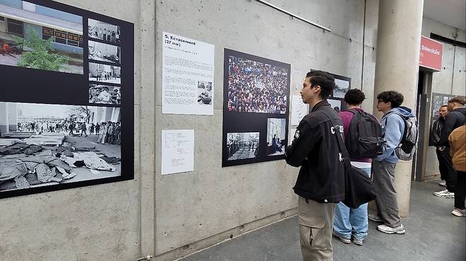 파리 외곽 귀스타브 에펠 대학에서 열린 5·18 사진전 [5·18민주화운동기록관 제공. 재판매 및 DB 금지]