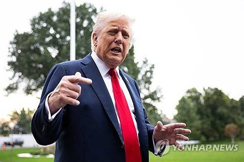 트럼프 대통령 (UPI=연합뉴스) 도널드 트럼프 미국 대통령이 30일(현지시간) 백악관에서 기자들의 질문에 답하고 있다. 2025.9.30