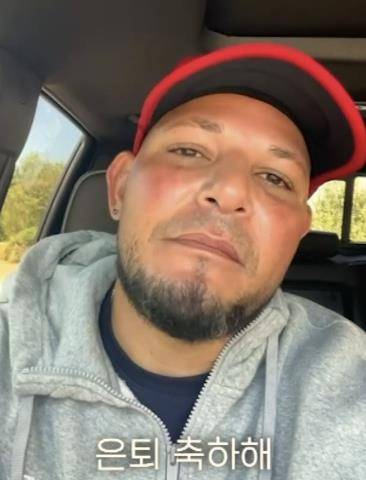 오승환에게 은퇴 축하 메시지 보내는 몰리나 [삼성 라이온즈 제공. 재배포 및 DB 금지]