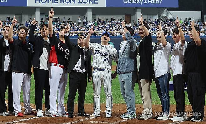 오승환과 82년생들 (대구=연합뉴스) 김현태 기자 = 30일 대구 삼성라이온즈파크에서 열린 삼성의 마무리투수 오승환의 은퇴식에서 82년생 프로야구 선수 출신 친구들인 추신수, 김태균, 이대호, 정근우, 김강민 등이 은퇴를 축하하며 마운드에서 오승환의 세리머니를 함께하고 있다. 2025.9.30 mtkht@yna.co.kr