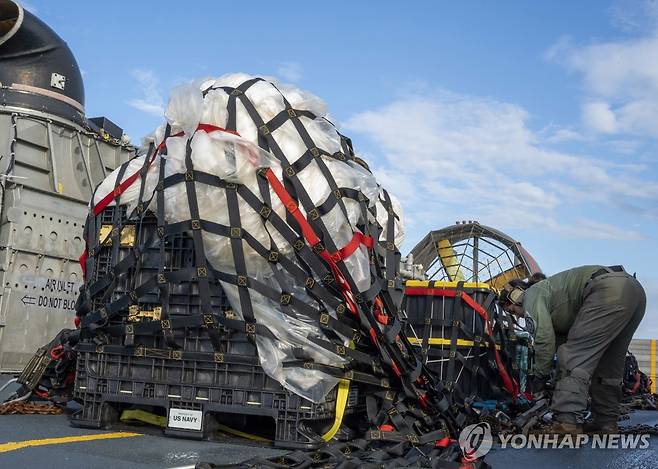 2023년 미군이 미 영공을 침범했다며 격추한 중국 풍선을 수거하는 모습 [EPA 연합뉴스 자료사진 재판매 및 DB 금지]