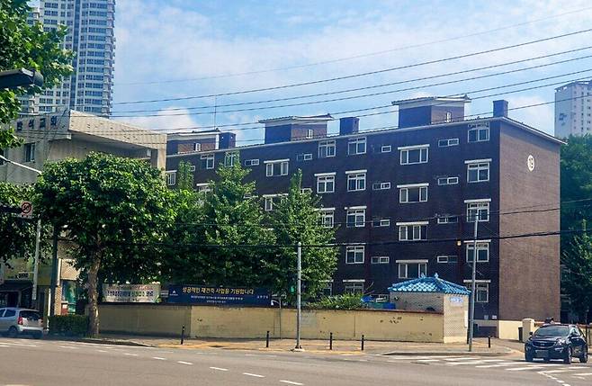 ▲&nbsp;지난 18일 학익동 장미아파트 모습. 아파트 담장에 '조합설립 추진위원회 신청접수 완료', '성공적인 재건축 사업을 기원합니다'라고 적힌 현수막이 걸려 있다.&nbsp;