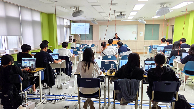 ▲ 서해고등학교 학생들이 주제융합 프로그램을 진행하고 있다. /사진제공=서해고등학교