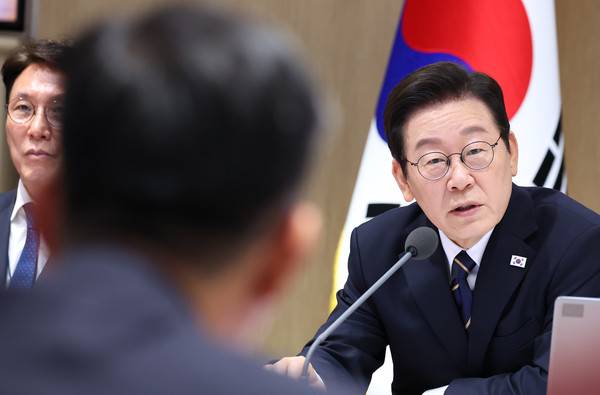 이재명 대통령이 9월30일 용산 대통령실에서 열린 제44회&nbsp;국무회의에서 정성호 법무부 장관에게 질의하고 있다. 2025.09.30 [사진=연합뉴스]